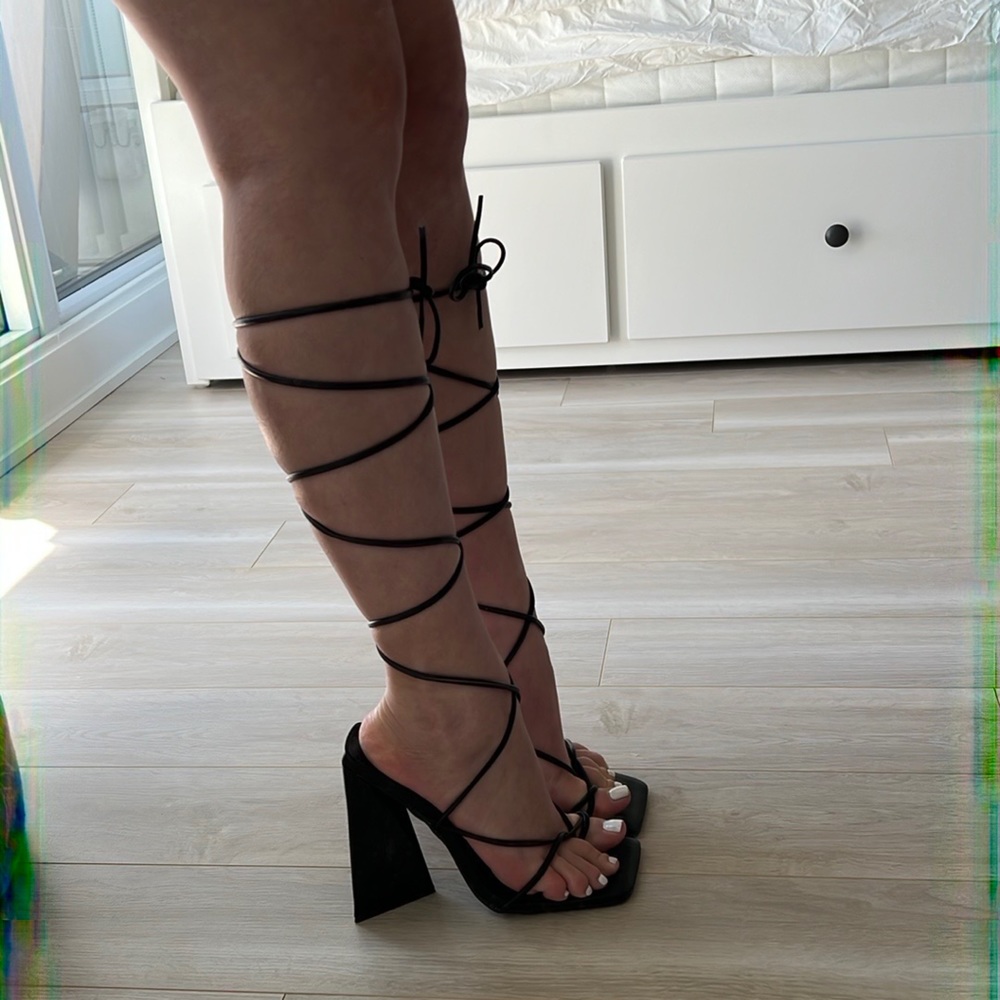 Pretty little things Black Toe Loop Block Triangle Heeled Sandals